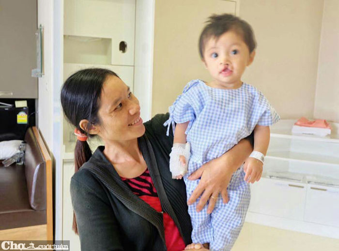 Em bé Việt Nam được phẫu thuật nhờ dự án từ thiện