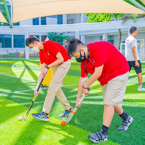Giáo viên mới lạ trong trang phục các nước, học sinh thử sức chơi hockey ngày tựu trường