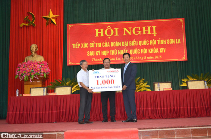 Honda Việt Nam trao tặng 1.000 mũ bảo hiểm cho trẻ em và người dân tỉnh Sơn La