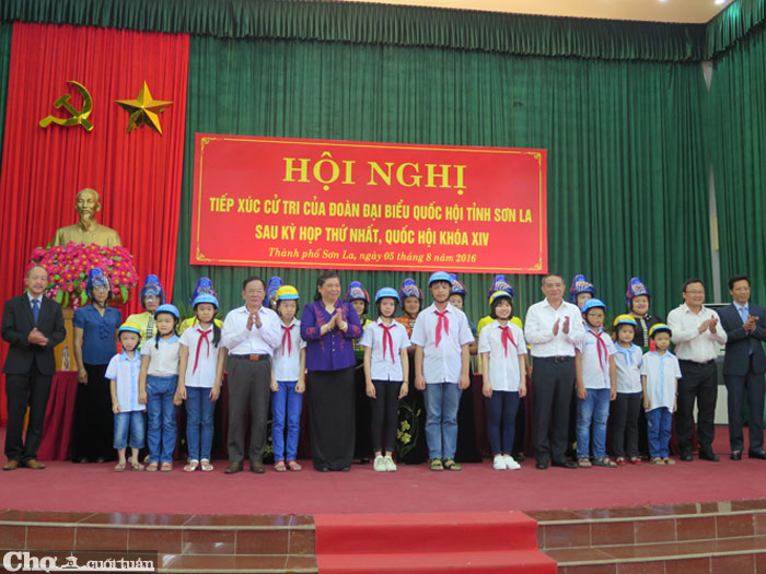 Honda Việt Nam trao tặng 1.000 mũ bảo hiểm cho trẻ em và người dân tỉnh Sơn La