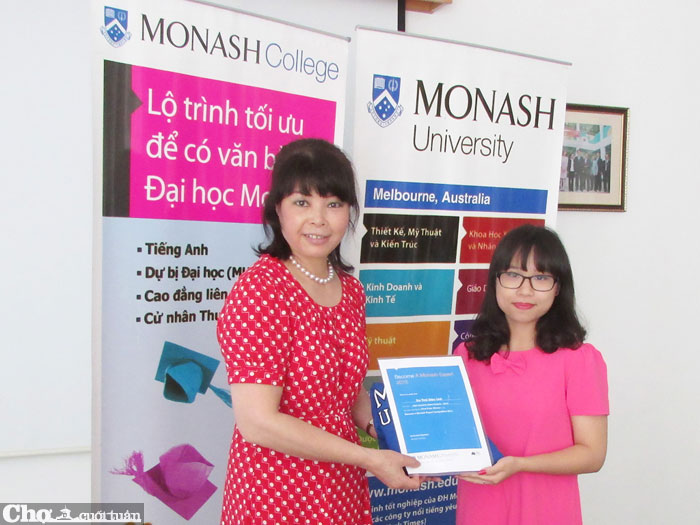 Dr Hoa Levitas (bên trái) trao giải Nhất cuộc thi Become a Monash Expert 2015 cho Đỗ Thái Diệu Linh, trường chuyên ĐHSP Hà Nội