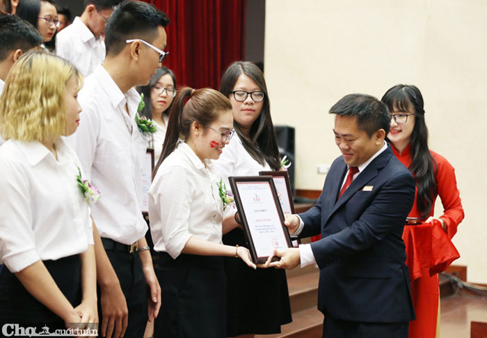 UEF trao tặng 23 tỷ đồng học bổng cho sinh viên