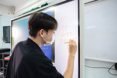 Trải nghiệm phòng học tiếng Hàn thông minh KLaSS ngay tại HUFLIT - Ảnh 5