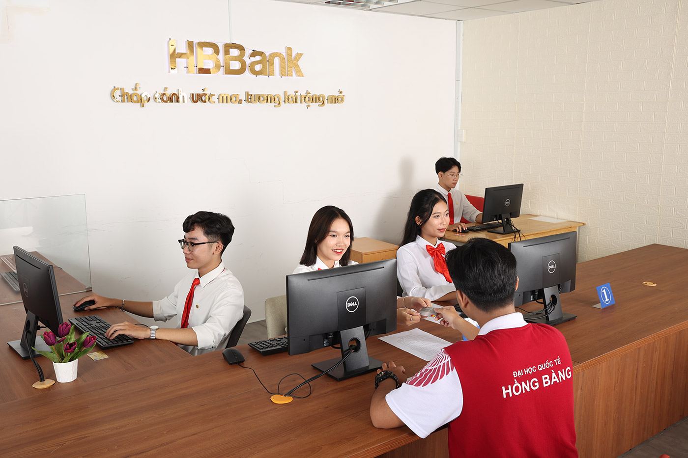 HIU với chính sách học phí đặc biệt năm 2025: học phí nhẹ nhàng, học bổng ngập tràn - ảnh 6 HIU với chính sách học phí đặc biệt năm 2025: học phí nhẹ nhàng, học bổng ngập tràn - ảnh 6