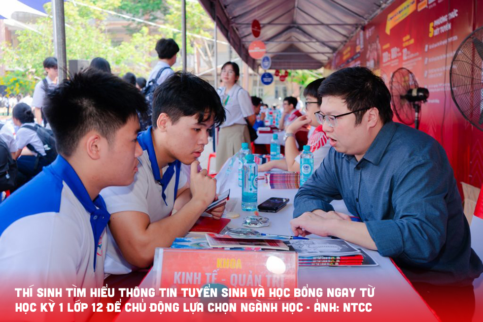 Học sinh lớp 12 tìm hiểu học bổng, học phí đại học từ sớm - Ảnh 3