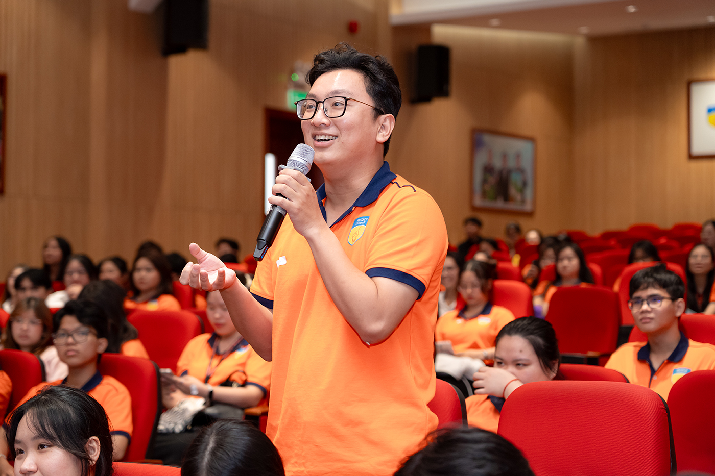 Huy Forum cùng sinh viên Ngôn ngữ Anh HUTECH giải mã hành trình ′Khoe chất - Phất danh′ - Ảnh 7