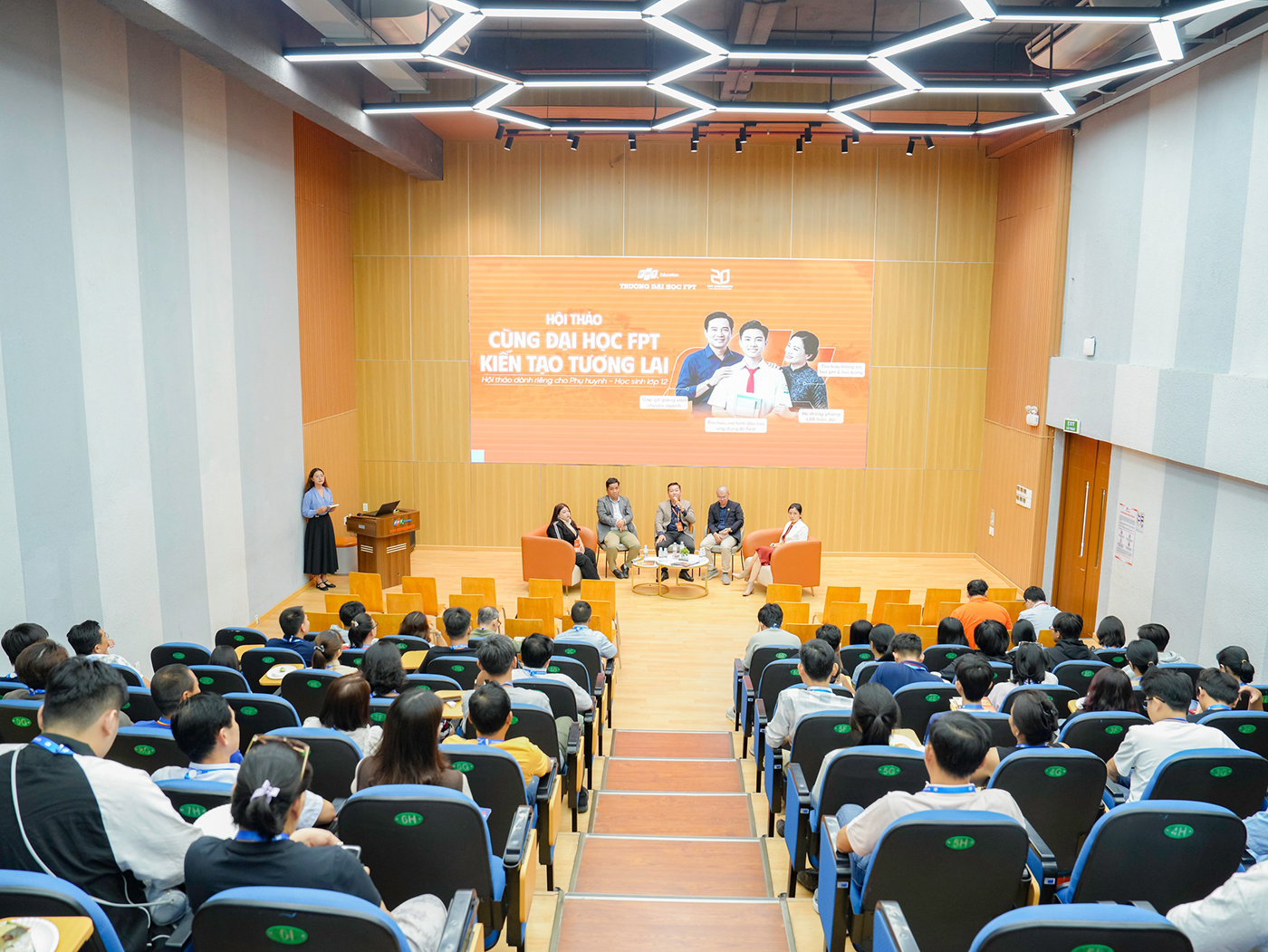 Phụ huynh và học sinh trò chuyện cùng Trường Đại học FPT về tương lai nghề nghiệp - Ảnh 2
