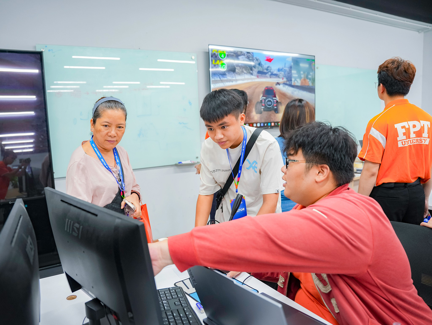 Phụ huynh và học sinh trò chuyện cùng Trường Đại học FPT về tương lai nghề nghiệp - Ảnh 3