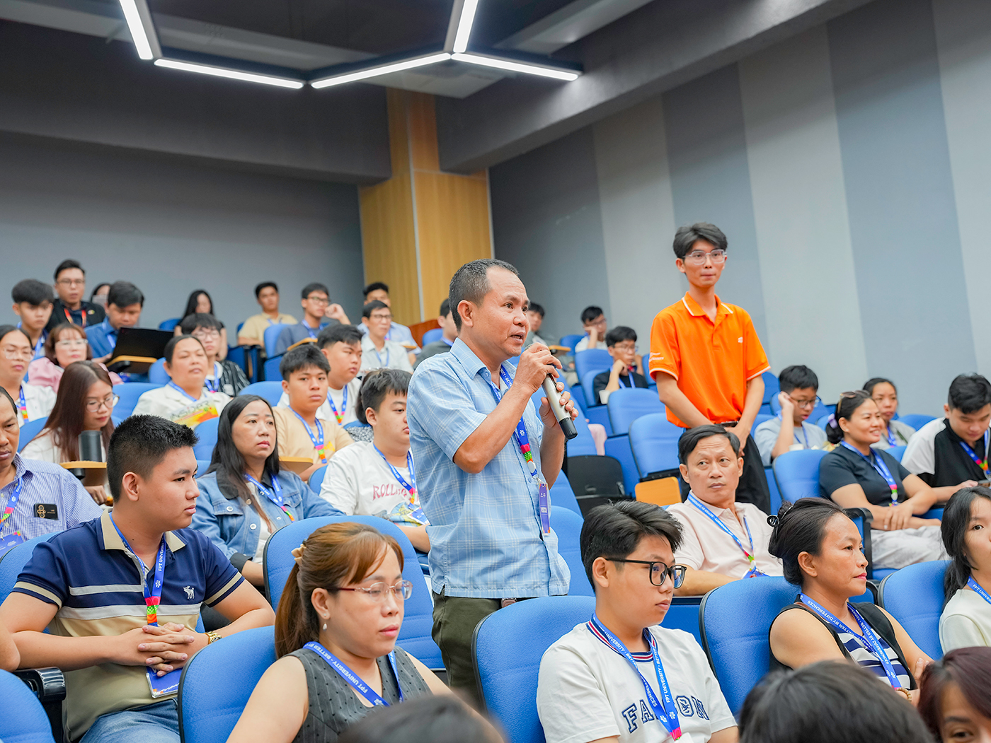 Phụ huynh và học sinh trò chuyện cùng Trường Đại học FPT về tương lai nghề nghiệp - Ảnh 5