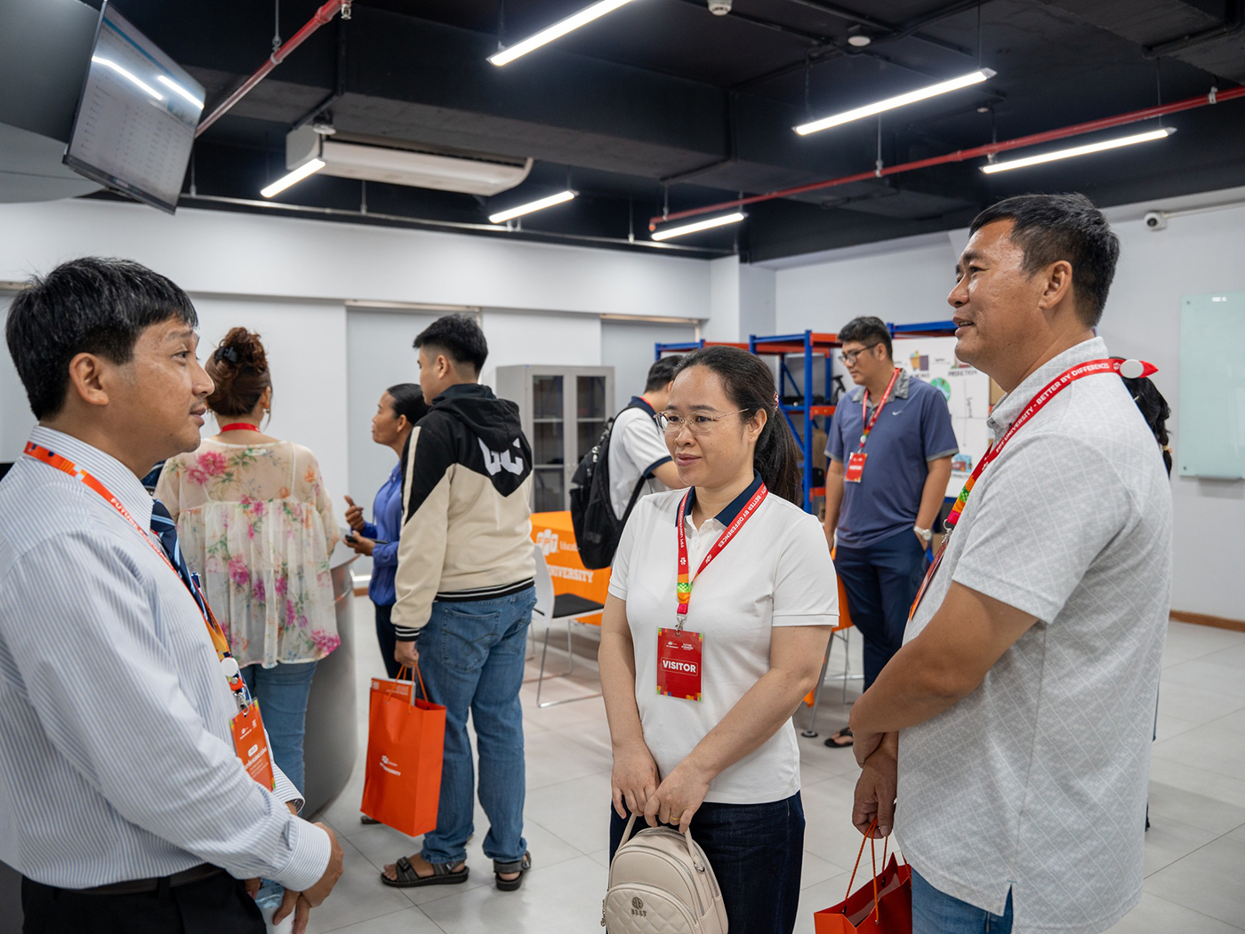 Phụ huynh và học sinh trò chuyện cùng Trường Đại học FPT về tương lai nghề nghiệp - Ảnh 7