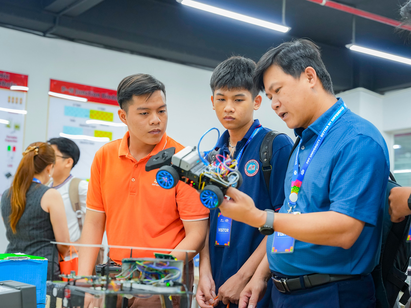 Phụ huynh và học sinh trò chuyện cùng Trường Đại học FPT về tương lai nghề nghiệp - Ảnh 8