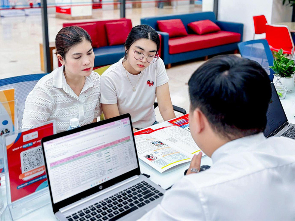 UEF song hành cùng thí sinh đặt nguyện vọng 1 - Ảnh 2 UEF song hành cùng thí sinh đặt nguyện vọng 1 - Ảnh 2