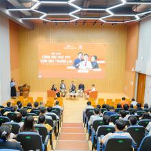 Phụ huynh và học sinh trò chuyện cùng Trường Đại học FPT về tương lai nghề nghiệp