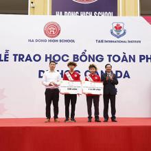 Ảnh: Trường ở Hà Nội trao học bổng toàn phần du học Canada cho học sinh