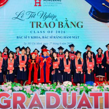 HIU trao bằng cho khóa Bác sĩ Y khoa đầu tiên