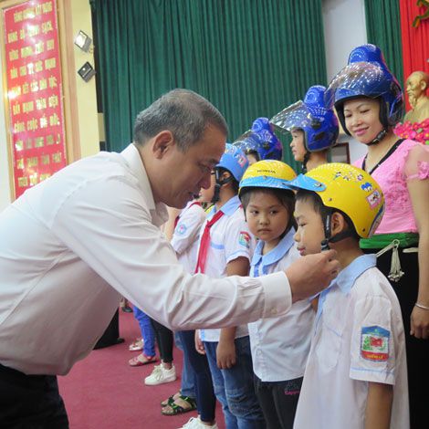 Honda Việt Nam trao tặng 1000 mũ bảo hiểm cho trẻ em