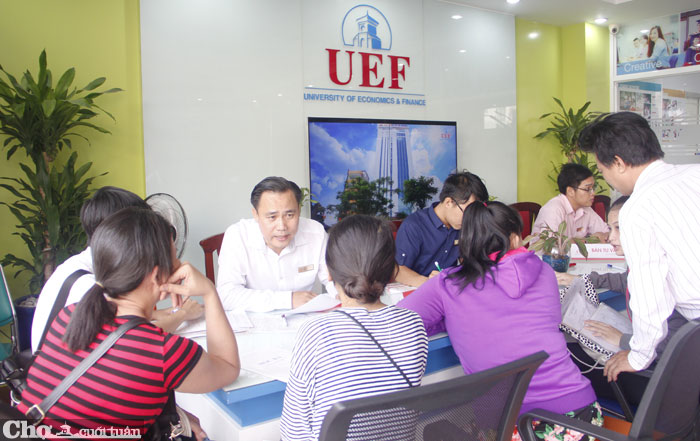 Đông đảo thí sinh nộp hồ sơ xét tuyển nguyện vọng 1 tại UEF