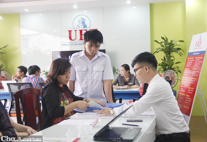 Đông đảo thí sinh nộp hồ sơ xét tuyển nguyện vọng 1 tại UEF