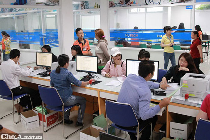 Thí sinh làm thủ tục nhập học vào HUTECH năm 2016