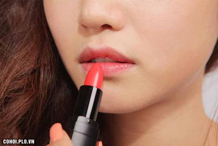 Cách đánh son lòng môi giúp môi mềm mại hơn