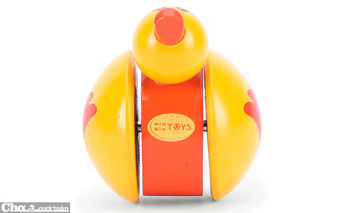 Đồ chơi vịt con lật đật bằng gỗ Winwintoys 69532