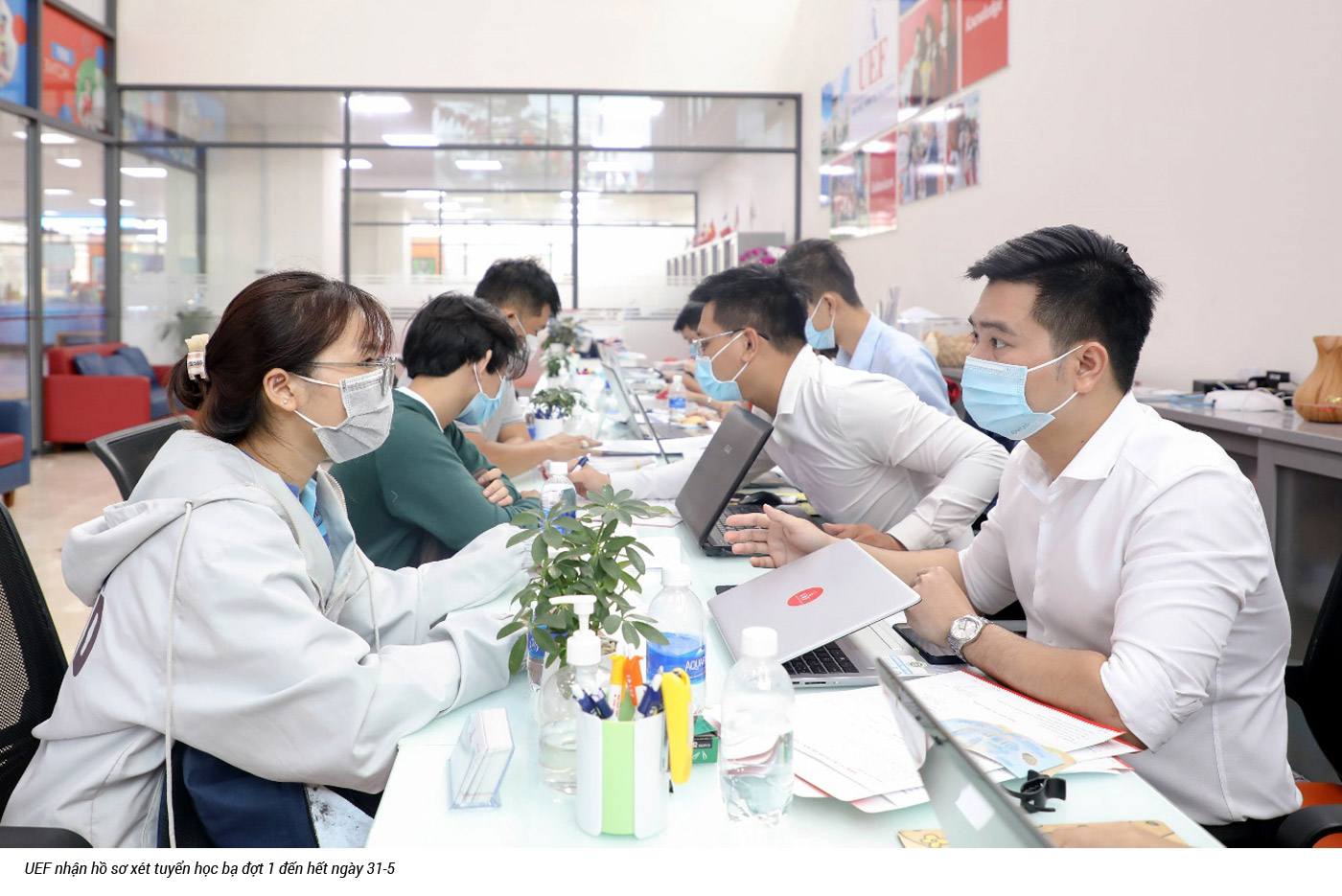 Vừa thi xong học kỳ, nhiều học sinh tranh thủ đăng ký xét tuyển học bạ - Ảnh 4 Vừa thi xong học kỳ, nhiều học sinh tranh thủ đăng ký xét tuyển học bạ - Ảnh 4