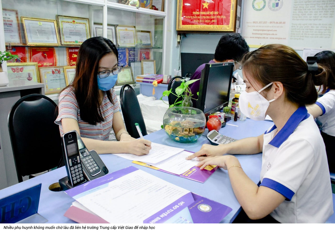 TP.HCM hoãn thi lớp 10 - nhiều phụ huynh nộp hồ sơ nhập học Trung cấp Việt Giao - Ảnh 4 TP.HCM hoãn thi lớp 10 - nhiều phụ huynh nộp hồ sơ nhập học Trung cấp Việt Giao - Ảnh 4