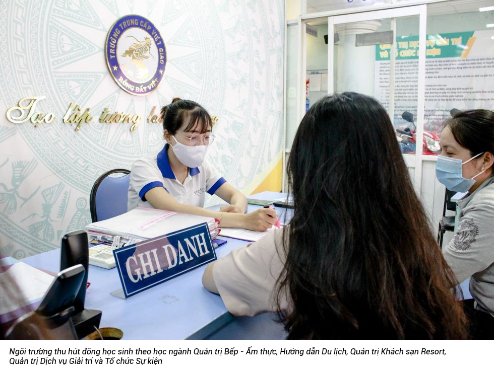 TP.HCM hoãn thi lớp 10 - nhiều phụ huynh nộp hồ sơ nhập học Trung cấp Việt Giao - Ảnh 2 TP.HCM hoãn thi lớp 10 - nhiều phụ huynh nộp hồ sơ nhập học Trung cấp Việt Giao - Ảnh 2
