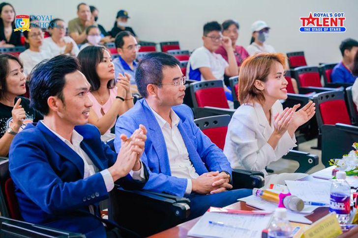 Học sinh dùng bút tạo giai điệu, ′show′ tài năng chơi nhạc cụ - Ảnh 4 Học sinh dùng bút tạo giai điệu, ′show′ tài năng chơi nhạc cụ - Ảnh 4
