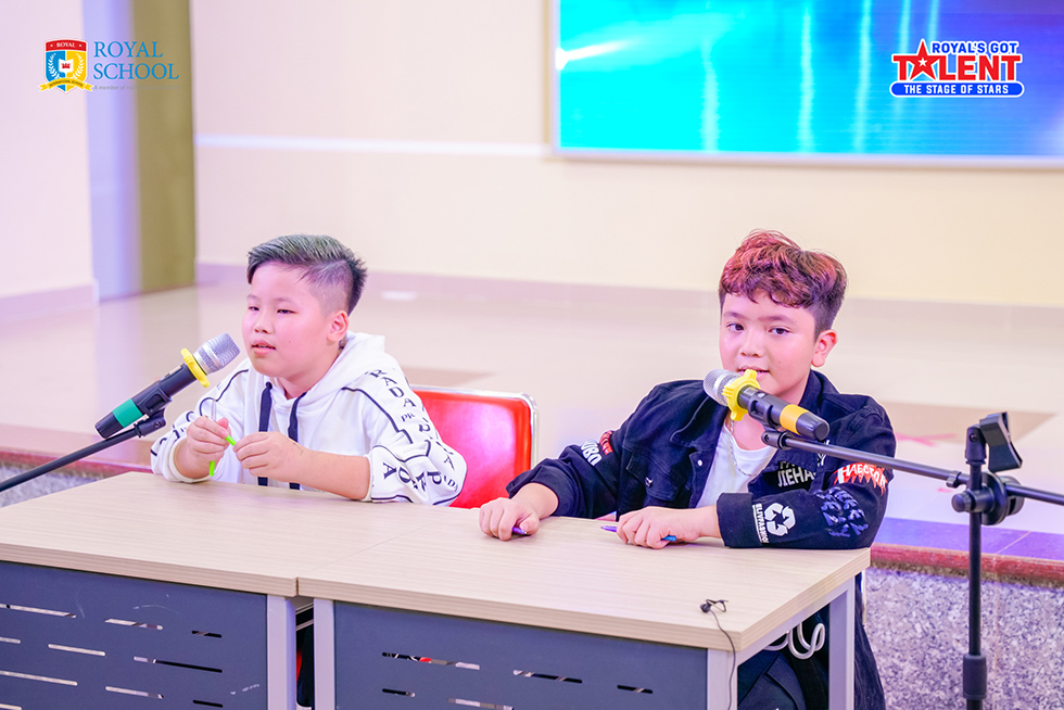 Học sinh dùng bút tạo giai điệu, ′show′ tài năng chơi nhạc cụ - Ảnh 2 Học sinh dùng bút tạo giai điệu, ′show′ tài năng chơi nhạc cụ - Ảnh 2