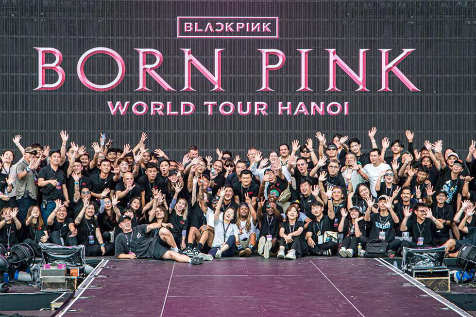 Sinh viên HUFLIT làm phiên dịch viên tại sự kiện âm nhạc Born Pink Sinh viên HUFLIT làm phiên dịch viên tại sự kiện âm nhạc Born Pink