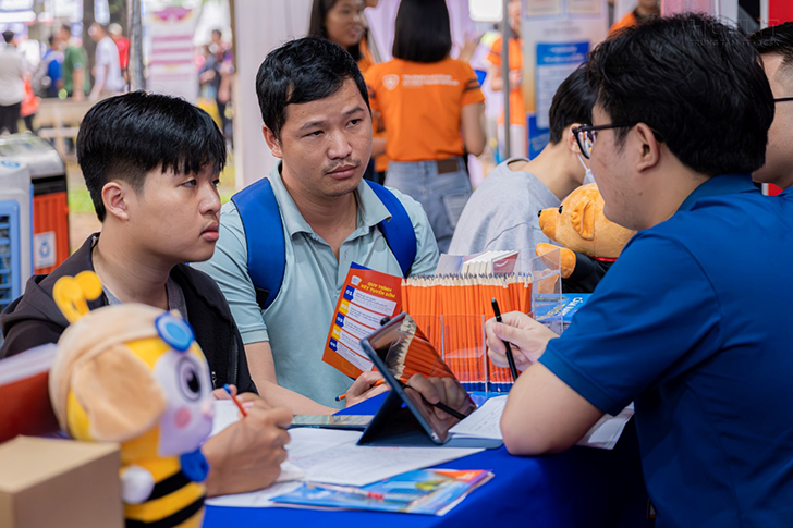 HUFLIT gia tăng cơ hội nhận học bổng, đồng hành cùng thí sinh đăng ký NV xét tuyển ĐH - ảnh 3 HUFLIT gia tăng cơ hội nhận học bổng, đồng hành cùng thí sinh đăng ký NV xét tuyển ĐH - ảnh 3