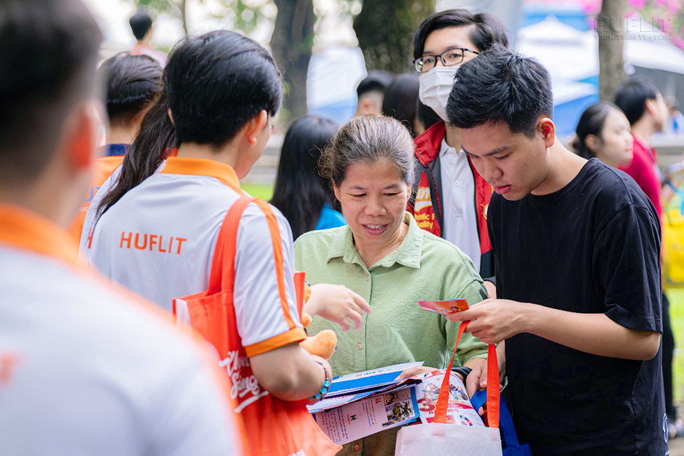 HUFLIT gia tăng cơ hội nhận học bổng, đồng hành cùng thí sinh đăng ký NV xét tuyển ĐH - ảnh 2 HUFLIT gia tăng cơ hội nhận học bổng, đồng hành cùng thí sinh đăng ký NV xét tuyển ĐH - ảnh 2