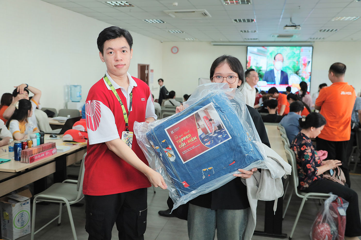 Tưng bừng ngày đầu làm thủ tục nhập học của tân sinh viên 2k6 tại HIU Tưng bừng ngày đầu làm thủ tục nhập học của tân sinh viên 2k6 tại HIU