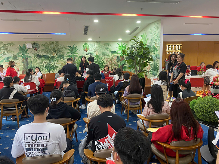 Tưng bừng ngày đầu làm thủ tục nhập học của tân sinh viên 2k6 tại HIU Tưng bừng ngày đầu làm thủ tục nhập học của tân sinh viên 2k6 tại HIU