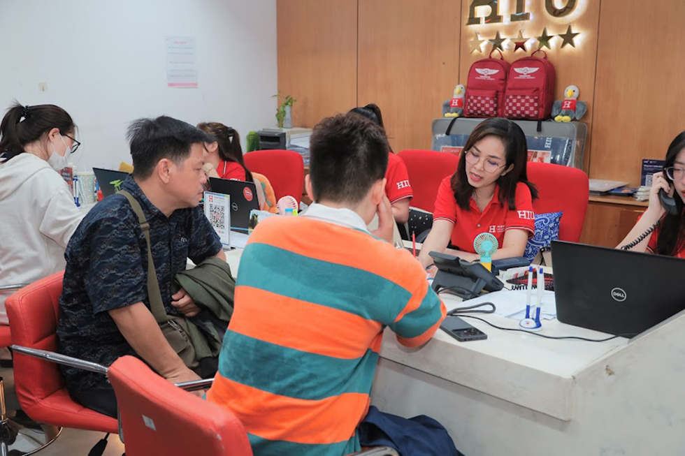 Tưng bừng ngày đầu làm thủ tục nhập học của tân sinh viên 2k6 tại HIU Tưng bừng ngày đầu làm thủ tục nhập học của tân sinh viên 2k6 tại HIU