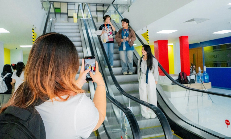 Sinh viên hào hứng trải nghiệm sự ′thay da đổi thịt′ của HUFLIT - ảnh 4 Sinh viên hào hứng trải nghiệm sự ′thay da đổi thịt′ của HUFLIT - ảnh 4