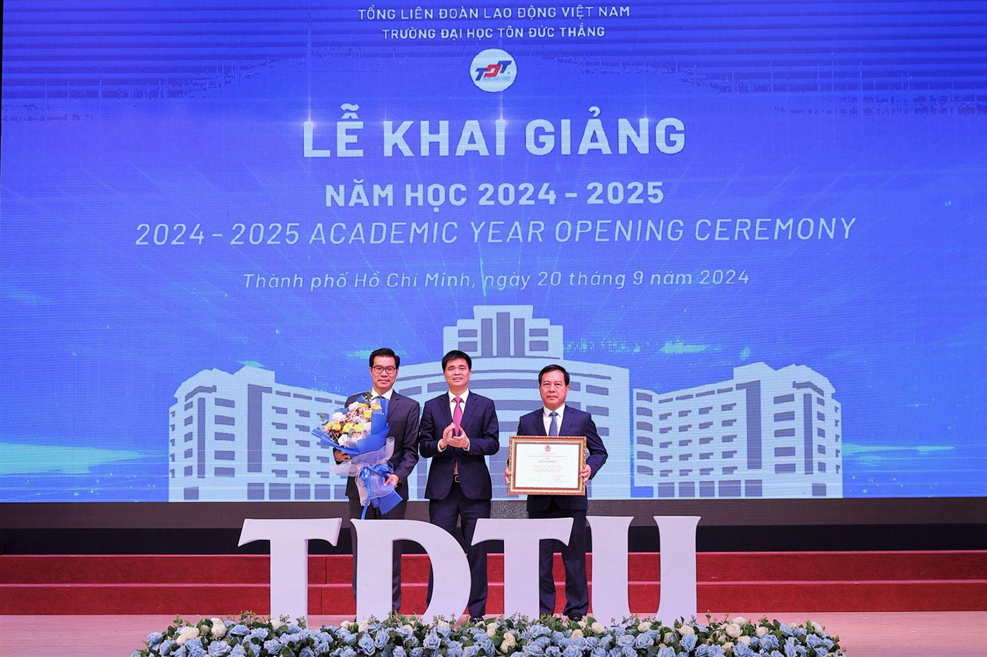 Trường Đại học Tôn Đức Thắng tổ chức lễ khai giảng không hoa - ảnh 5 Trường Đại học Tôn Đức Thắng tổ chức lễ khai giảng không hoa - ảnh 5