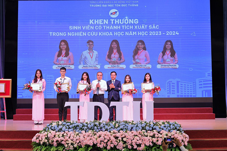 Trường Đại học Tôn Đức Thắng tổ chức lễ khai giảng không hoa - ảnh 3 Trường Đại học Tôn Đức Thắng tổ chức lễ khai giảng không hoa - ảnh 3