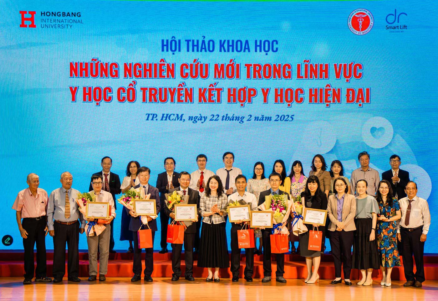 Sinh viên khối ngành sức khỏe học gì từ Hội thảo Đông - Tây y kết hợp Sinh viên khối ngành sức khỏe học gì từ Hội thảo Đông - Tây y kết hợp