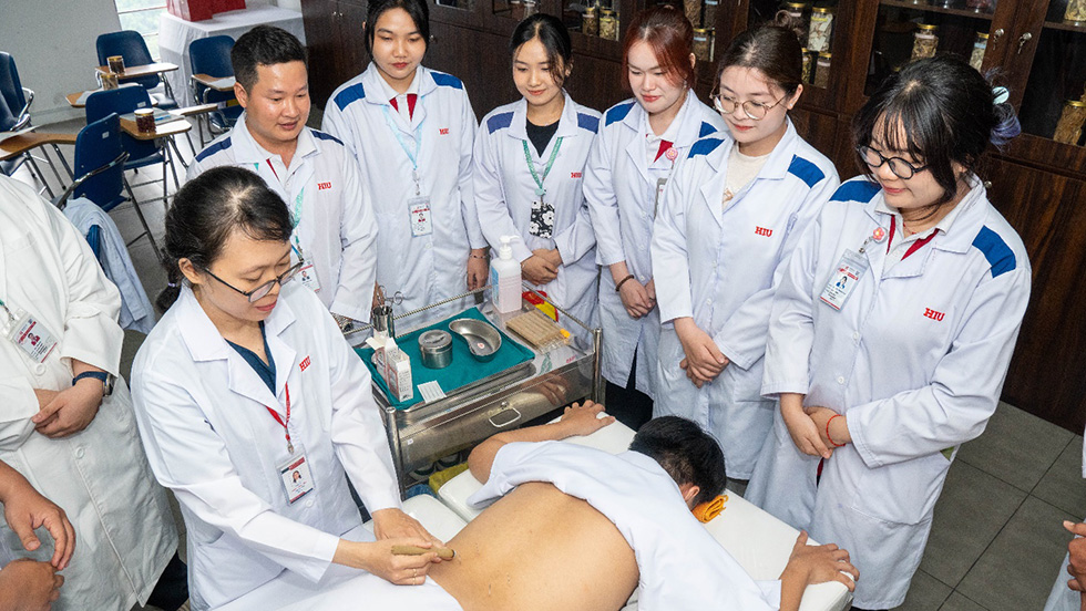 Sinh viên khối ngành sức khỏe học gì từ Hội thảo Đông - Tây y kết hợp Sinh viên khối ngành sức khỏe học gì từ Hội thảo Đông - Tây y kết hợp