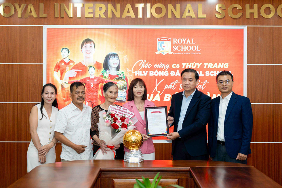 Học sinh hào hứng check-in Quả bóng vàng của cô giáo Thùy Trang Học sinh hào hứng check-in Quả bóng vàng của cô giáo Thùy Trang