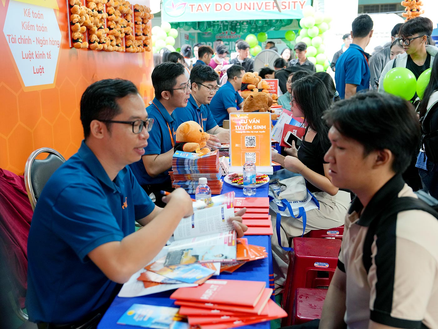 Thí sinh hào hứng với chính sách học bổng lên đến 100% học phí tại HUFLIT Thí sinh hào hứng với chính sách học bổng lên đến 100% học phí tại HUFLIT