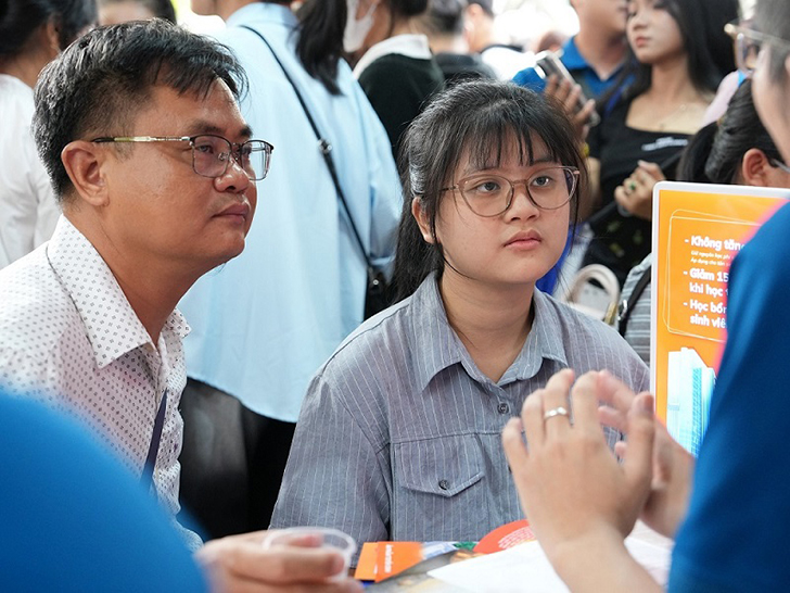 Thí sinh hào hứng với chính sách học bổng lên đến 100% học phí tại HUFLIT Thí sinh hào hứng với chính sách học bổng lên đến 100% học phí tại HUFLIT