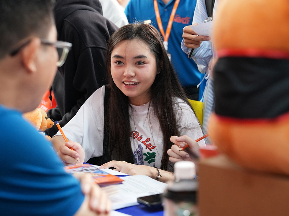 Thí sinh hào hứng với chính sách học bổng lên đến 100% học phí tại HUFLIT Thí sinh hào hứng với chính sách học bổng lên đến 100% học phí tại HUFLIT